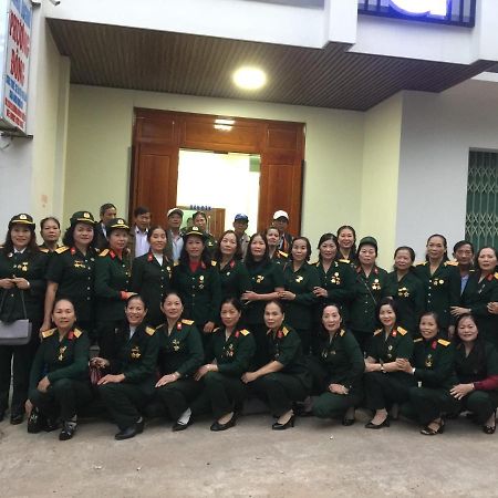 Отель Nha Nghi Phuong Dong Quang Tri Экстерьер фото